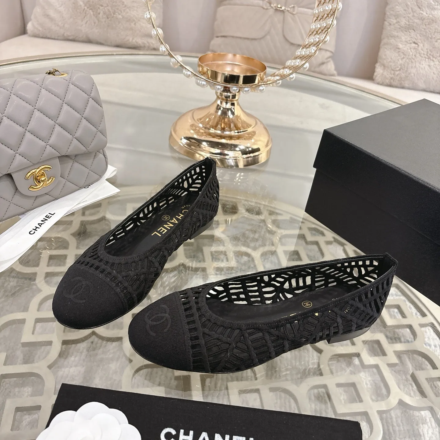 👟👟Ex-factory price 520👟👟 Chanel 25SS finally comes out with woven ballet shoes‼ ️ Shoes worthy of their own article, I have to say that they are finally waiting for you! So elegant and chill. Wear it in the summer to enjoy the breeze and walk on the street. Round square toe design. Cute and cute~ The appearance is super online. When you wear it, you will feel like a wealthy daughter. I thought it was good-looking. Only when I put it on my feet do I know how easy it is to wear~ Upper: Exclusive custom-made mesh (comfortable and breathable) Foot pad: Sheepskin Outsole: Genuine leather sole imported from Italy Size: 35-39 (customized at 40.41.42)